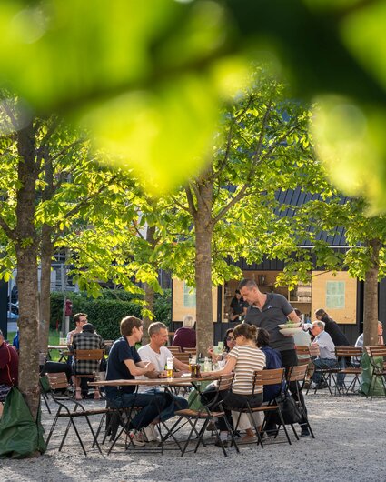 Die Josefsheim Terrasse mit vielen Gästen im Sommer. | © Silvretta Montafon - b.lateral