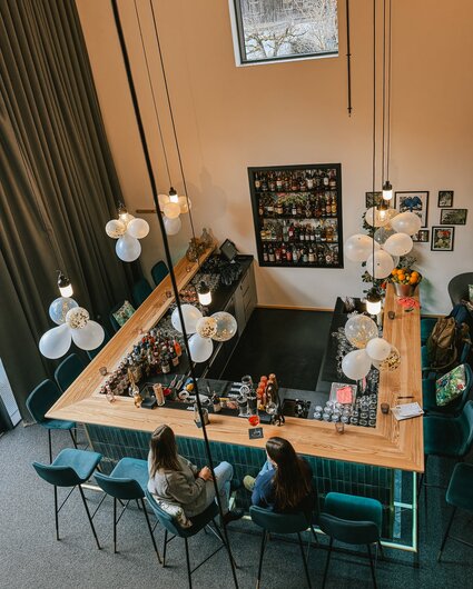 Zwei Frauen sitzen mit einem Drink an der Bar im Josefsheim Restaurant. | © Silvretta Montafon - Vanessa Strauch