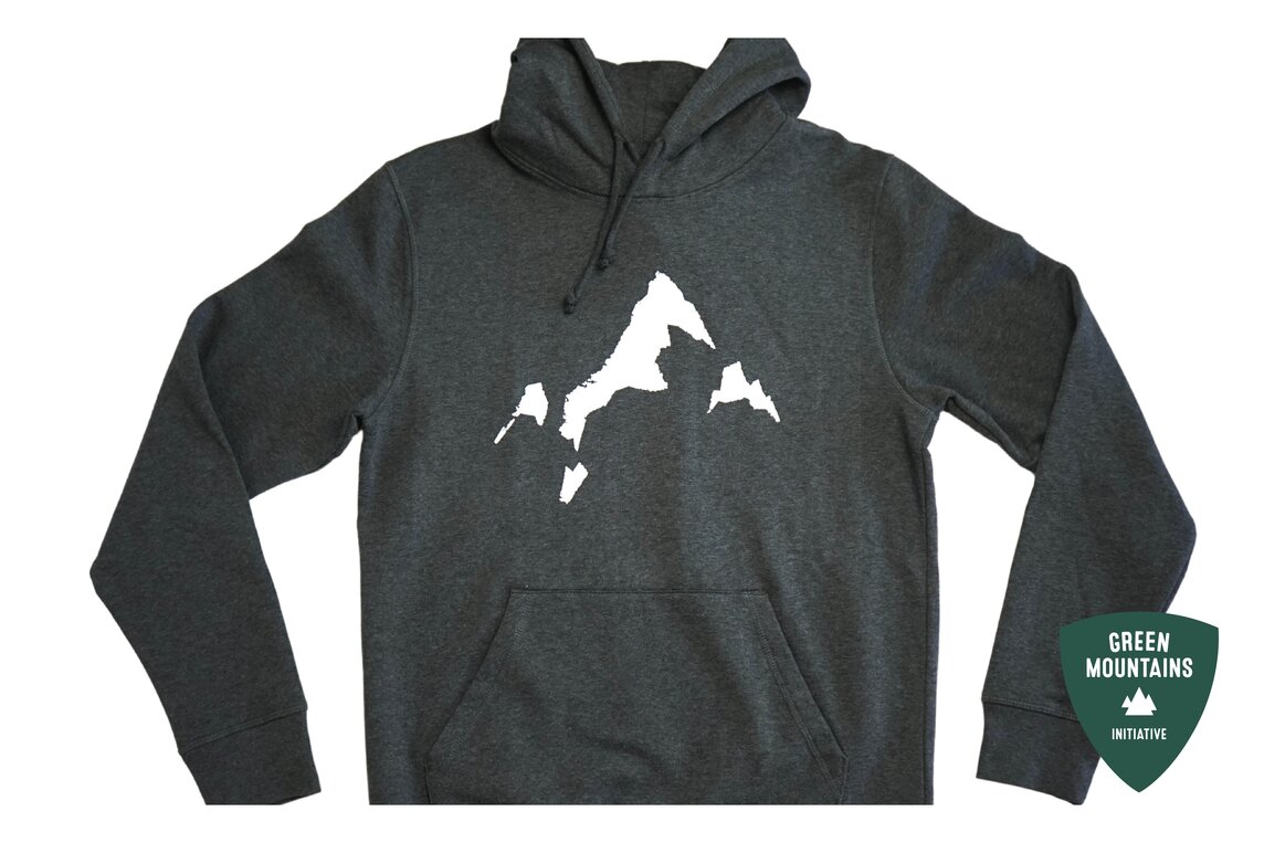 Der graue Pullover mit weißem logo in der Silvretta Montafon  | © Silvretta Montafon 