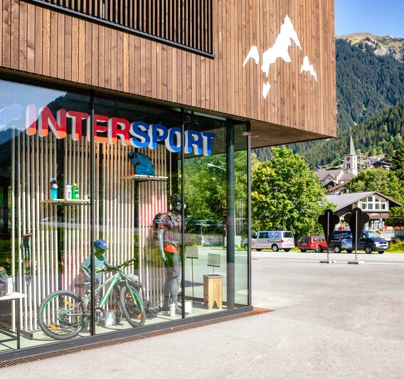 Die Aussenansicht des Intersport Valisera Tal in der Silvretta Montafon im Sommer. | © Silvretta Montafon