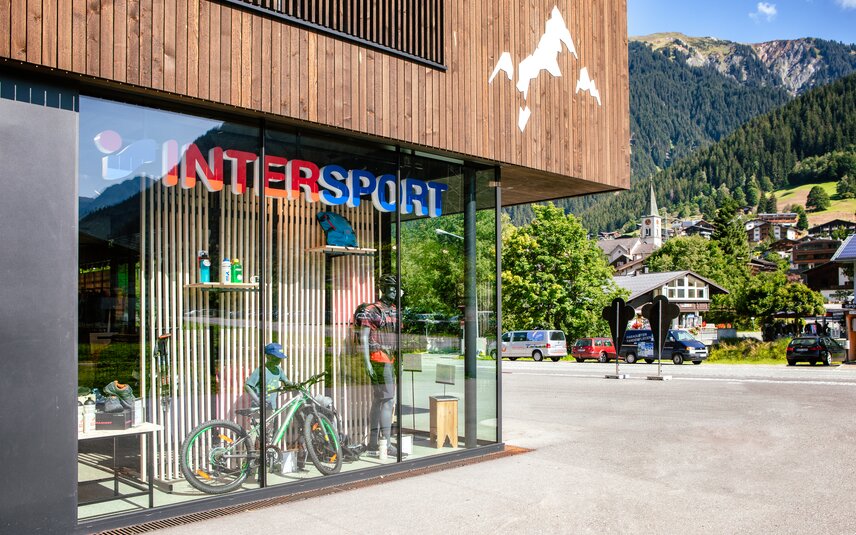 Die Aussenansicht des Intersport Valisera Tal in der Silvretta Montafon im Sommer. | © Silvretta Montafon