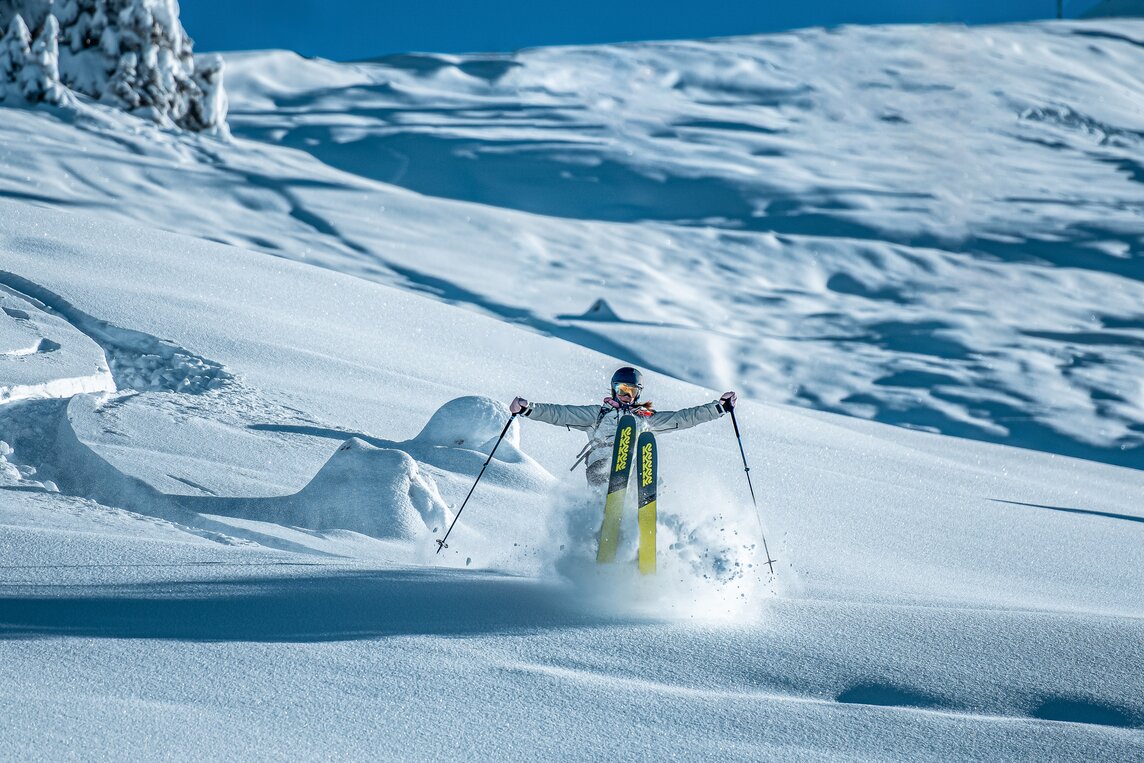 Skifahrer fährt durch frischen Tiefschnee in der Silvretta Montafon. | © Silvretta Montafon - Highland Production