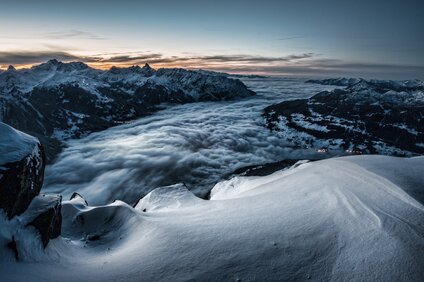 Schneelandschaft am Abend mit Blick über das ganze Montafon | © Silvretta Montafon - Daniel Hug