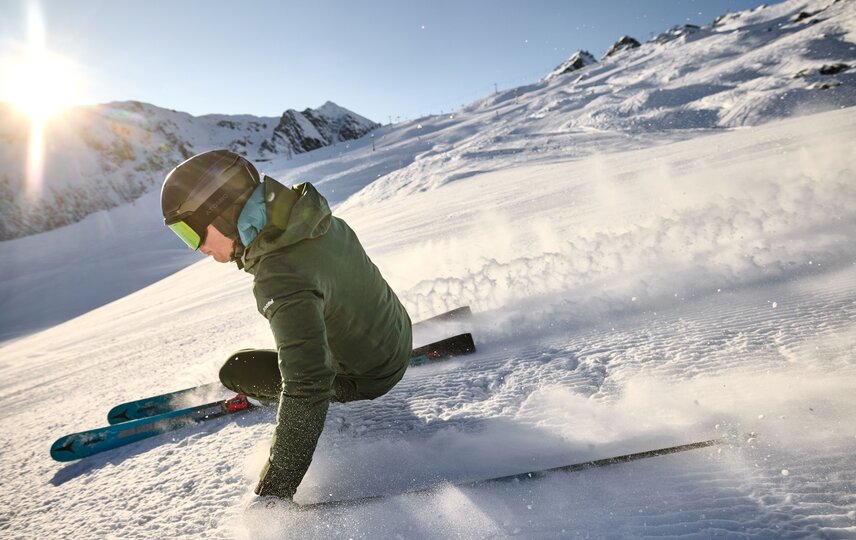 Ein sportlicher Skifahrer auf der Skipiste bei Sonnenschein. | © Silvretta Montafon - Stefan Kothner