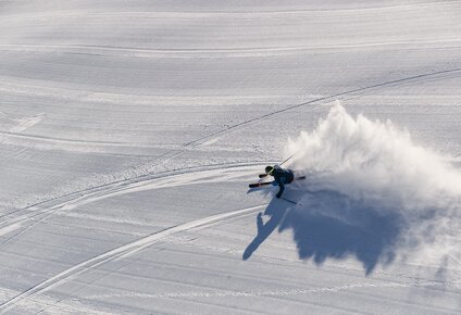 Ansicht eines Skifahrers auf der Piste von oben. | © Silvretta Montafon - Schöffel