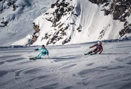 zwei Skifahrer fahren parallel eine Piste der Silvretta Montafon hinunter.  | © Silvretta Montafon - Daniel Hug