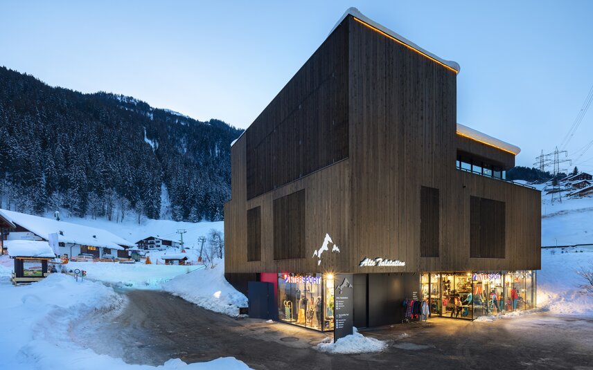 Die Aussenansicht des Intersport Verleihshops an der Valisera Bahn Talstation. | © Silvretta Montafon