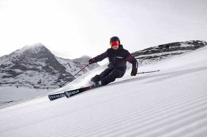 Ein Skifahrer auf der frisch präparierten Piste mit Stöckli Ski. | © Silvretta Montafon - Intersport