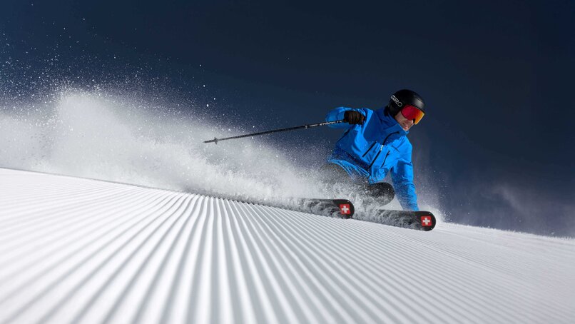 Ein sportlicher Skifahrer auf der frisch präparierten Piste mit Stöckli Ski. | © Silvretta Montafon - Intersport