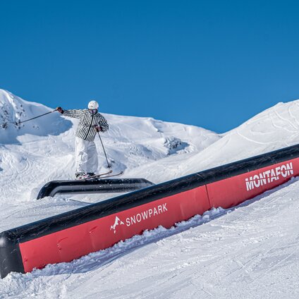 Ein Freestyler an einem Job im Snowpark Montafon in der Silvretta Montafon. | © Silvretta Montafon - goodguypaez